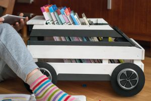 DIY Bücherauto oder wie eine Holzkiste zur fahrbaren Bibliothek wird