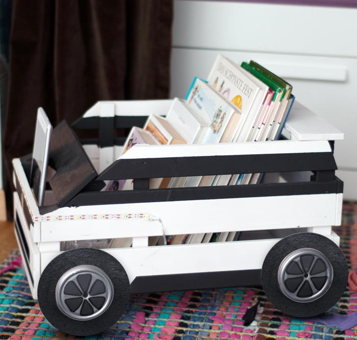 DIY Bücherauto oder wie eine Holzkiste zur fahrbaren Bibliothek wird