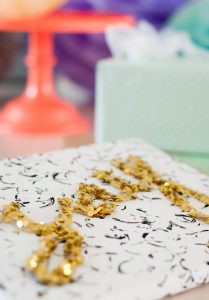 DIY Geschenkverpackung mit Heißkleber! Blitzschnell selbst bedrucktes schwarz/weisses Geschenkpapier und ein Glitzerschriftzug machen aus jedem Präsent einen richtigen Hingucker. Ein DIY von johannarundel.de