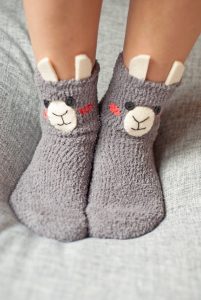 Diese super süßen DIY Lama-Socken hast du ganz schnell nachgebastelt. Ratzfatz hast du aus einem paar Kuschelsocken tolle Alpakas gemacht. Ein Tutorial von johannarundel.de