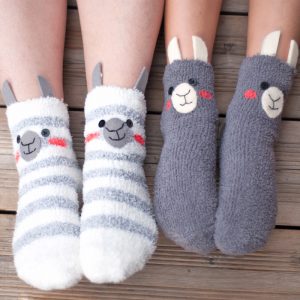 Diese super süßen DIY Lama-Socken hast du ganz schnell nachgebastelt. Ratzfatz hast du aus einem paar Kuschelsocken tolle Alpakas gemacht. Ein Tutorial von johannarundel.de