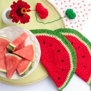 Fruchtig-frische Sommermaschen. Häkle dies super einfachen, anfängerfreundlichen Topflappen in Melonen-Form. Als Geschenk oder zum selbst behalten. Ein DIY von johannarundel.de