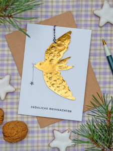 Schritt-für-Schritt Anleitung und kostenlose Vorlage zum Download für eine DIY-Weihnachtskarte mit einer Schwalbe aus Prägefolie. Tutorial auf www.johannarundel.de