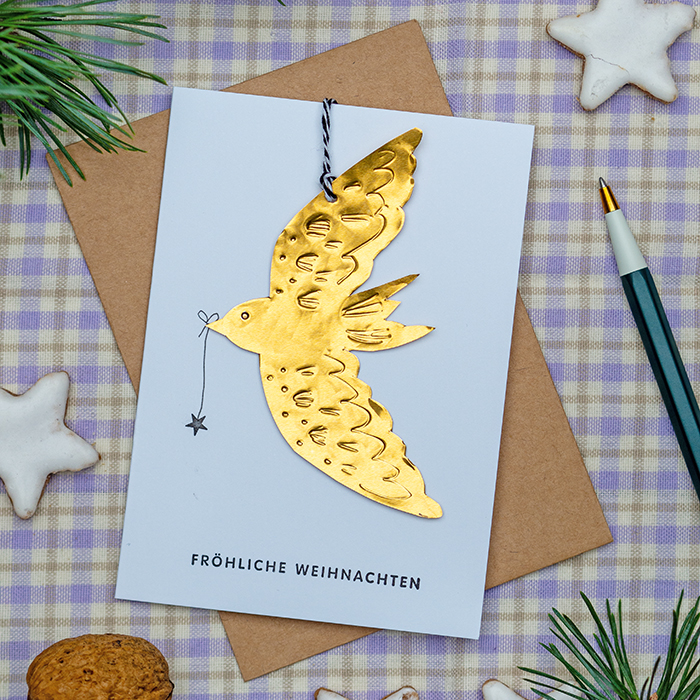 Edle DIY Weihnachtskarte mit einer Schwalbe aus Prägefolie