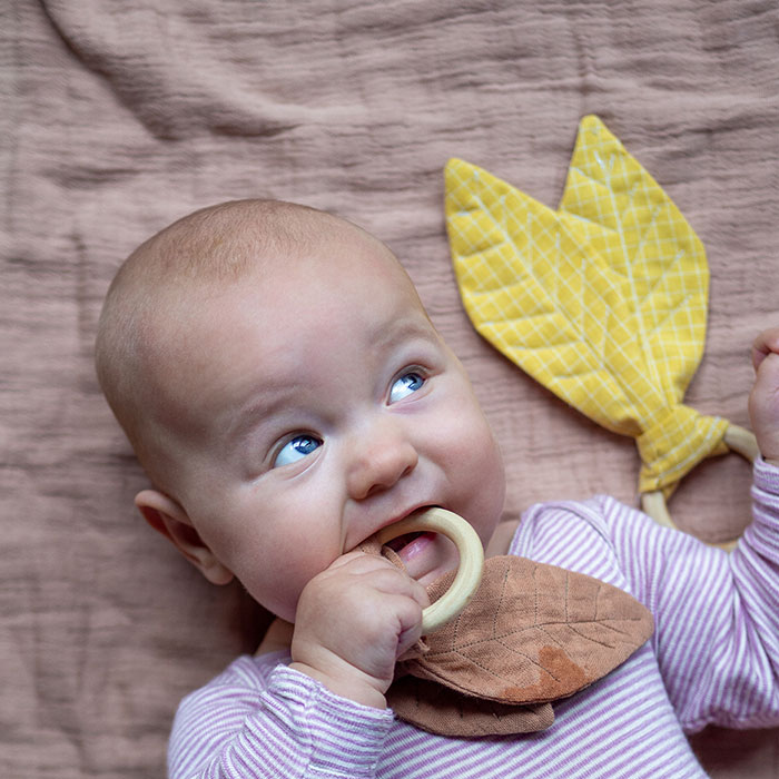 DIY Babygeschenk: Herbstblatt-Greifling