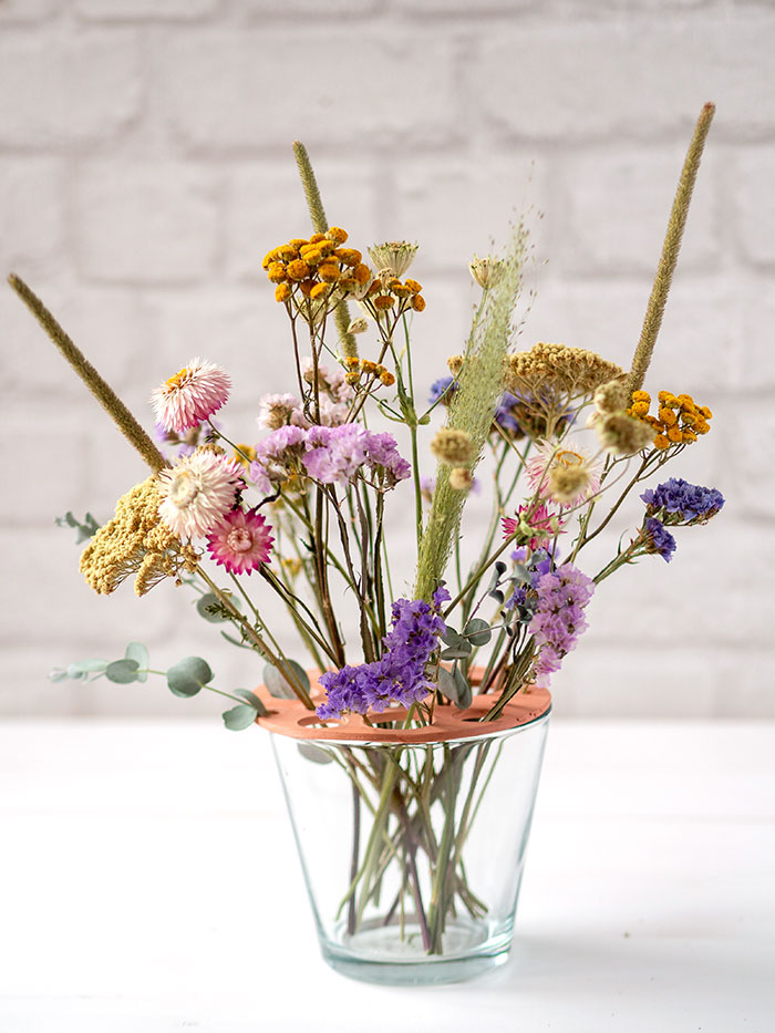 Trockenblumen sind gerade voll im Trend! Damit sie in der Vase richtig zur Geltung kommen, kannst du sie mit meinem DIY Blumenverteiler luftig arrangieren. Außerdem zeige ich dir, welche Blumen sich zum Trocknen eignen. Auf johannarundel.de