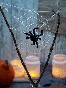 Ich zeige dir, wie du Last-Minute eine tolle DIY Halloween-Tischdekoration basteln kannst. Für Fledermaus und Spinnennetz hast du bestimmt alle Materialien schon im Haus. Viel Spaß beim Nachbasteln.