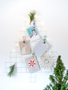 Heute zeige ich dir mein selbstgebasteltes Display für Weihnachtskarten mit niedlichen DIY-Nussknacker-Wäscheklammern Eine simple und superschnelle Deko-Idee. Anleitung auf johannarundel.de!