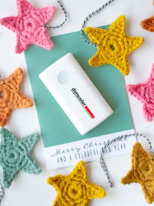 Gestalte Deine Do-it-Yourself Weihnachtskarte mit einem selbstgemachten Häkelstern und drucke die Untergrundfarbe der Klappkarte im selben Farbton aus! Geht ganz einfach – mit dem ColorReader von Datacolor.