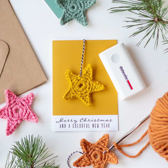 Gestalte Deine Do-it-Yourself Weihnachtskarte mit einem selbstgemachten Häkelstern und drucke die Untergrundfarbe der Klappkarte im selben Farbton aus! Geht ganz einfach – mit dem ColorReader von Datacolor.