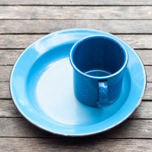 blaue Emaille Tasse und Teller