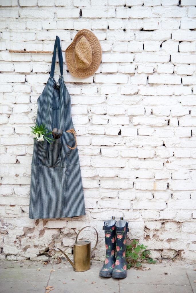 Diese rustikale DIY-Schürze eignet sich mit ihren großen Taschen wunderbar für die Gartenarbeit oder als Grillschürze. Mit meinem Schnittmuster zum kostenlosen Download kannst du sofort mit dem Nähen loslegen.