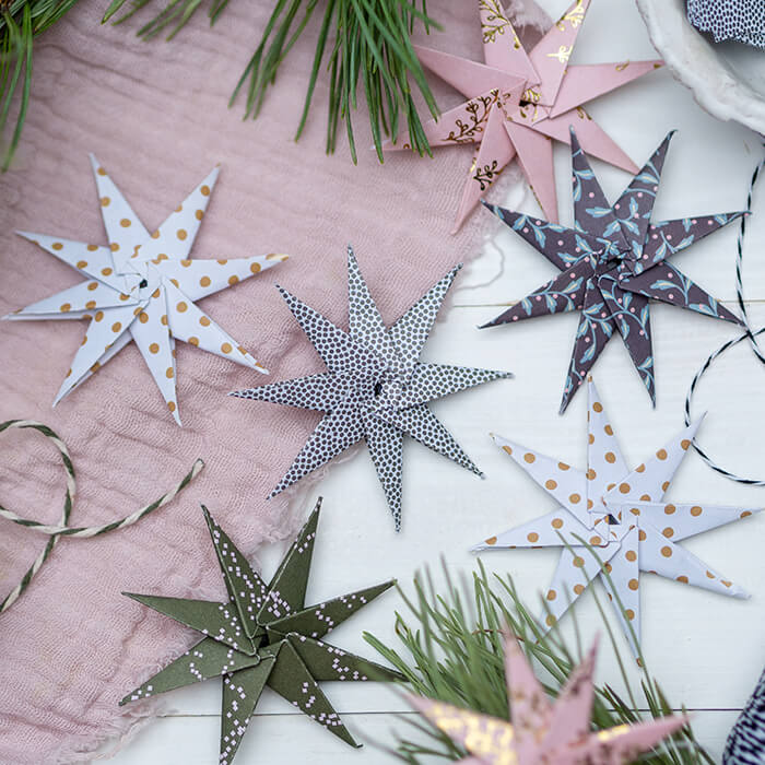 Mit der DIY-Anleitung auf johannarundel.de kannst du ganz leicht selbst einen Origami Papierstern falten. Ob als Weihnachtsbaumanhänger, Geschenkanhänger oder kleiner Beileger zur Weihnachtspost – der kleine Stern aus Papier macht immer Freude. Viel Spaß beim Nachbasteln!