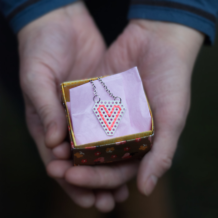 Bestickte DIY Herzkette – nicht nur für den Valentinstag