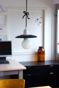 DIY Lampenschirm aus einem Teller im Raum mit Zeichnung