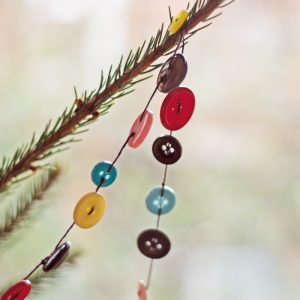 Mit dieser DIY Knopfgirlande verschönerst du garantiert jeden Weihnachtsbaum. Und sie ist ganz einfach nach zu basteln!