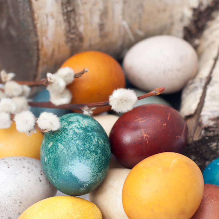 Mit diesen fünf Zutaten aus deiner Vorratsschrank färbst du wunderschöne Ostereier in Naturfarben. Die ausführliche Anleitung findest du auf johannarundel.de