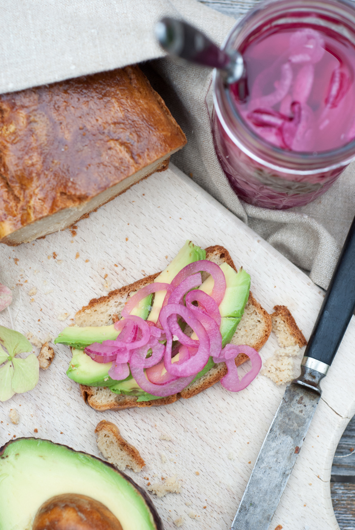 Heute gibt’s gleich zwei Lieblingsrezepte für dich: Leckeres Paleo „Sauerteig“ Brot und eingelegte rote Zwiebeln.