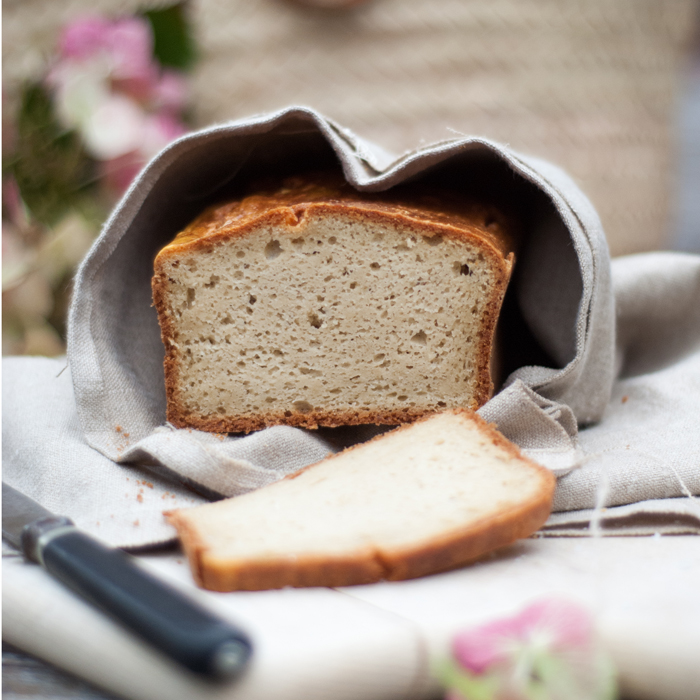 Heute gibt’s gleich zwei Lieblingsrezepte für dich: Leckeres Paleo „Sauerteig“ Brot und eingelegte rote Zwiebeln.