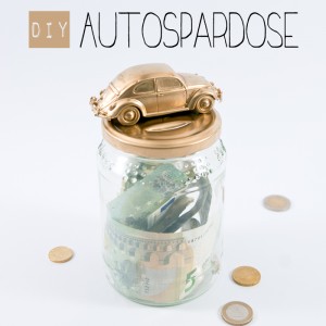Spardose aus Schraubglas mit Miniaturauto in gold angesprüht