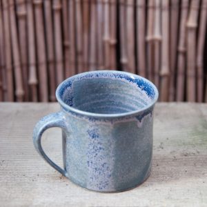 Flohmarktfund: Handgetöpferte 80ies Tasse in lila und blau