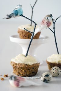 Ein Rezept für leckere Rübli-Muffins mit Frischkäsecreme und ein kleines DIY Tutorial für die süßen Vogel-Cupcake-Topper findest du auf www.johannarundel.de