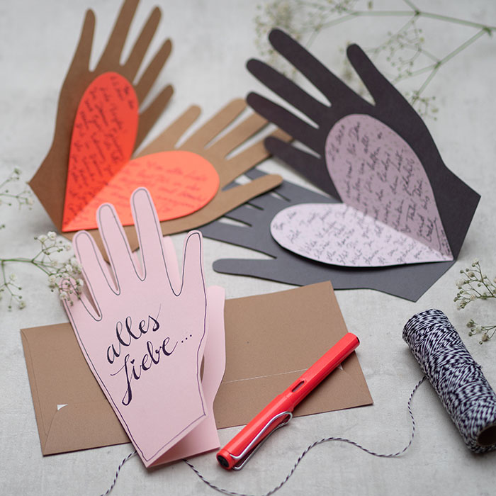 DIY Valentinstag Grusskarte mit Hand und Herz