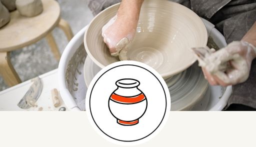 Foto einer Person, die an einer Drehscheibe eine Schüssel töpfert. Darunter ein weißer Kreis mit einer gezeichneten Vase.