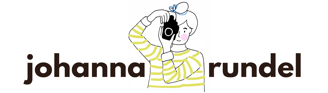 Logo von johannarundel.de: Gezeichnete Frau mit Fotoapparat vor dem Auge links davon steht johanna, rechts rundel.