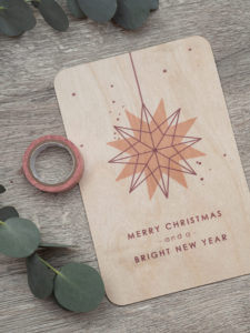 Ich zeige dir, wie du gekaufte Weihnachtskarten mit einer DIY Weihnachtsgirlande aufhübschen kannst und habe eine universelle Kartenvorlage für kleine Bastelarbeiten zum Download vorbereitet. Viel Spaß beim Nachbasteln!