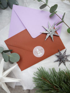 Ich zeige dir, wie du gekaufte Weihnachtskarten mit einer DIY Weihnachtsgirlande aufhübschen kannst und habe eine universelle Kartenvorlage für kleine Bastelarbeiten zum Download vorbereitet. Viel Spaß beim Nachbasteln!